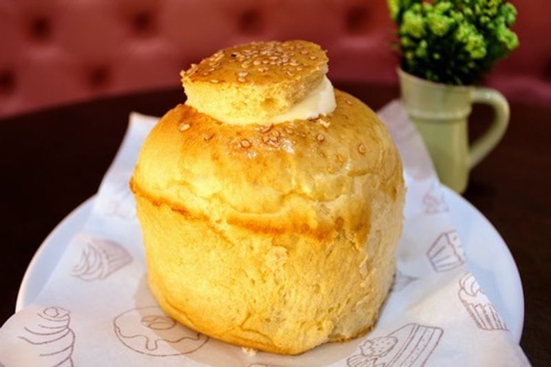 Pão recheado de frango com catupiry