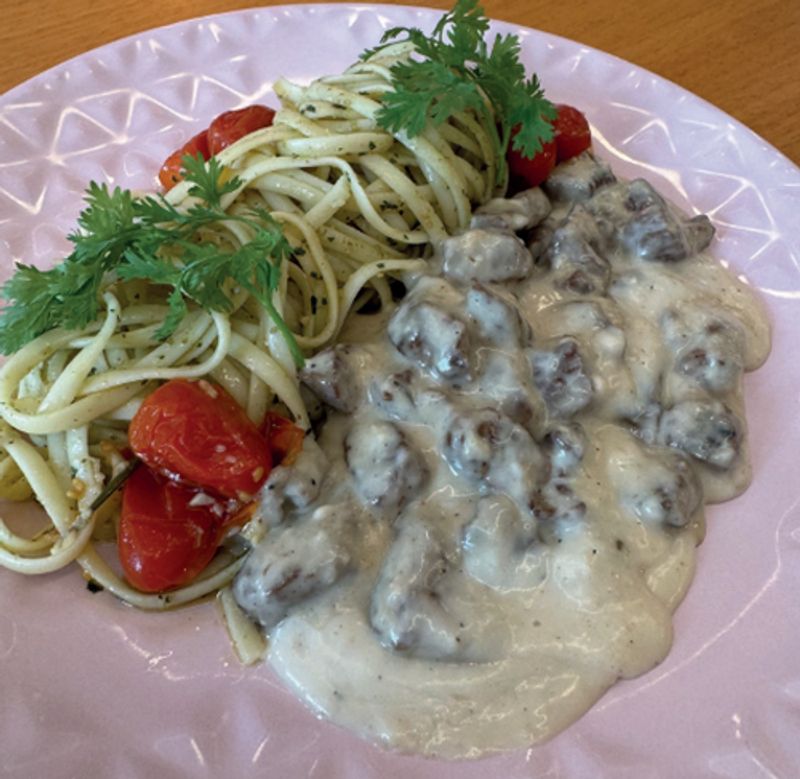Cubos de filé ao bechamel de cebola brulee