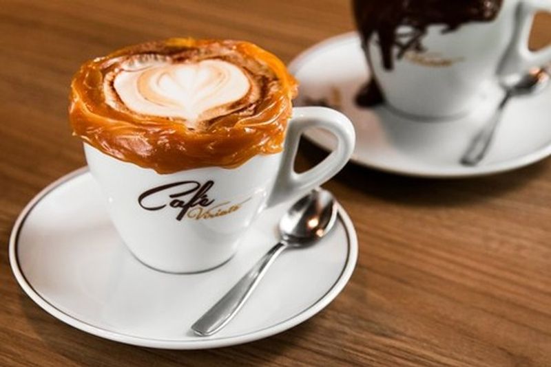 Latte com borda de chocolate