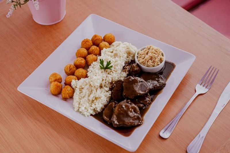 Mini medalhões ao molho de vinho