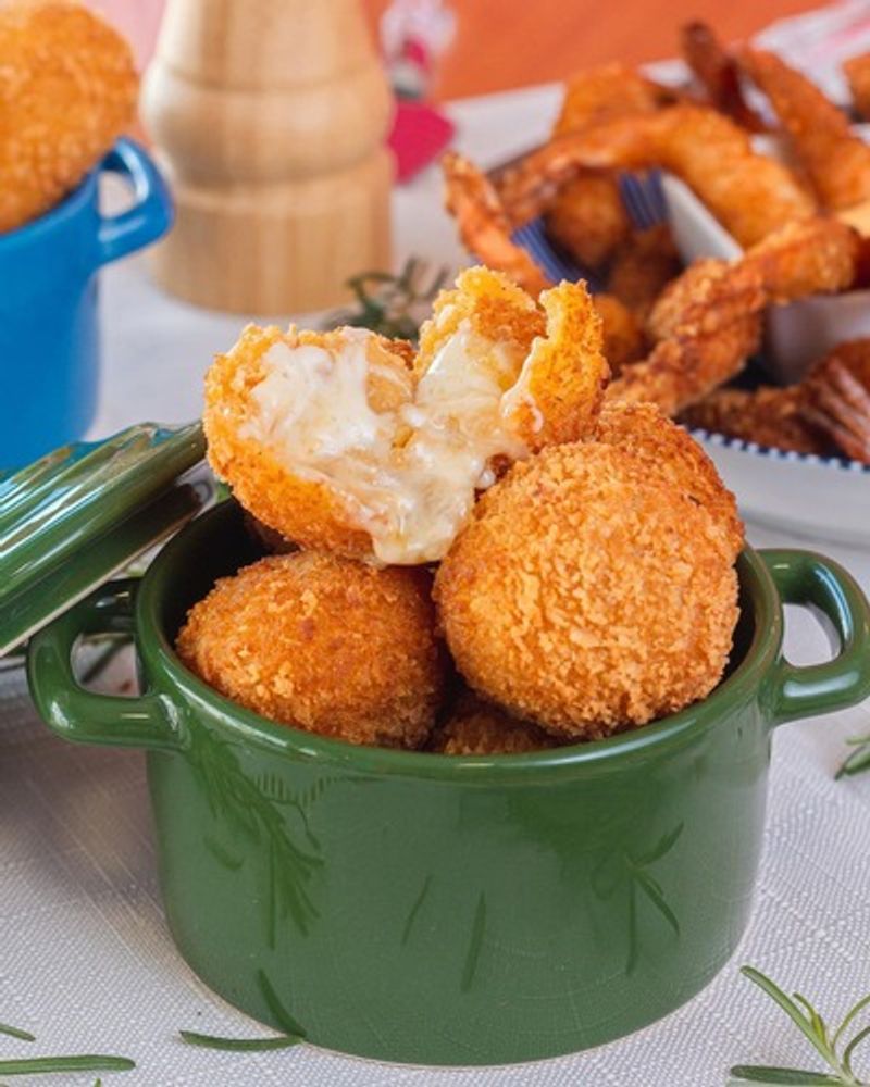 Mini bolinho de queijo provolone (unidade)
