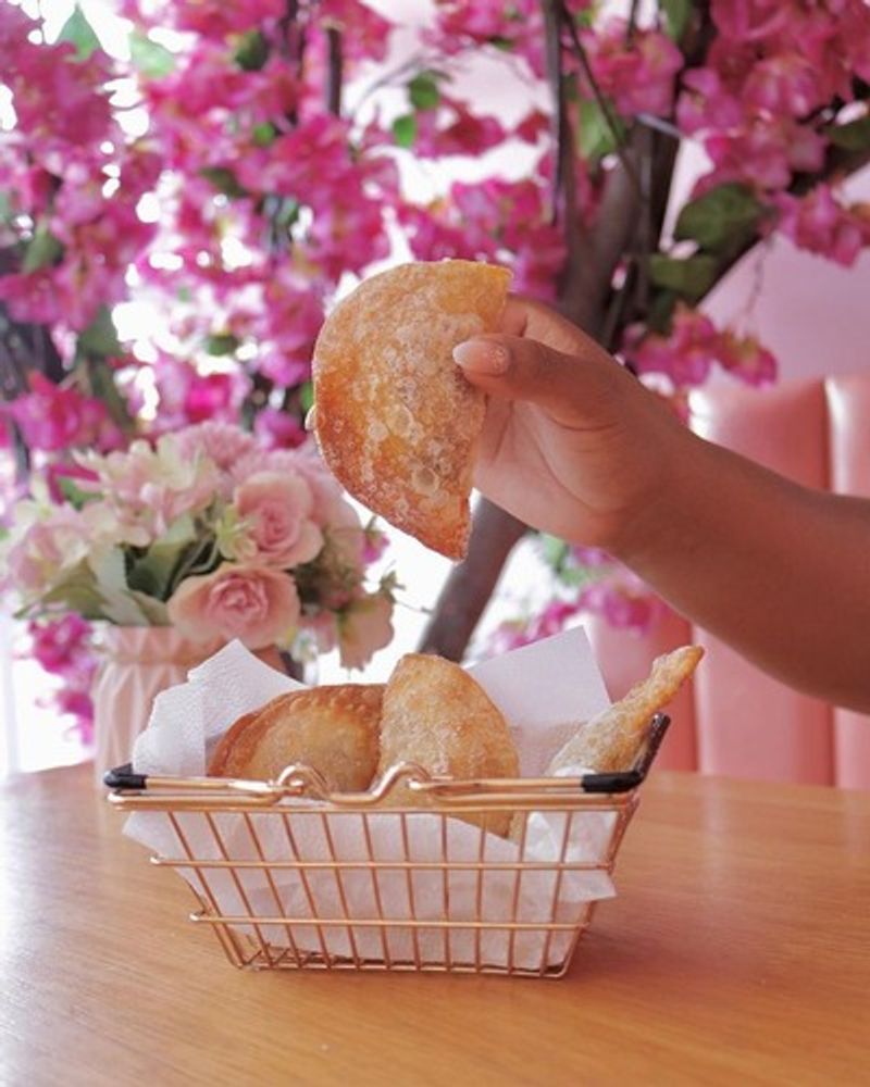 Pastel de carne com açúcar (porção com 6)