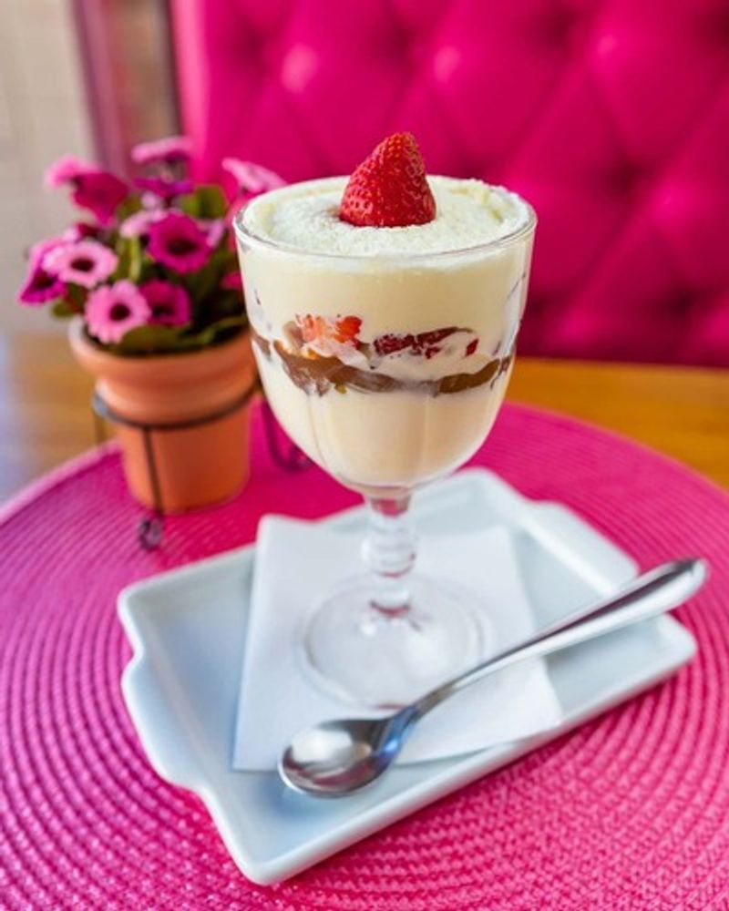 Taça ninho com morango e nutella