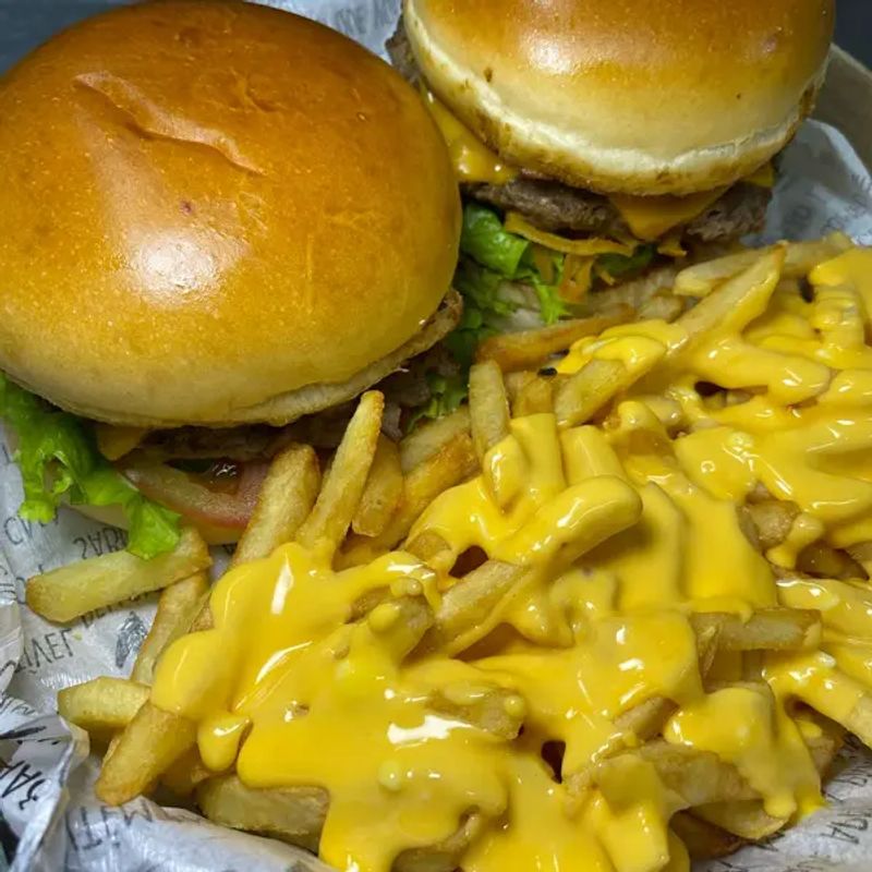 Combo Caixa: Ricos Standard.           2 Burguer + Fritas com Cheddar