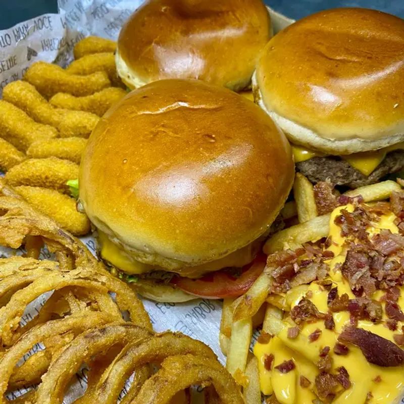 Combo Caixa: Ricos Classic         3 Burguer + Nuggets + Fritas com Cheddar + Onion Rings