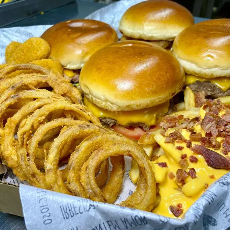 Combo Caixa: Ricos Premium               4 Burguer + Coca 1L + Nuggets + Fritas com Cheddar + Onion Rings