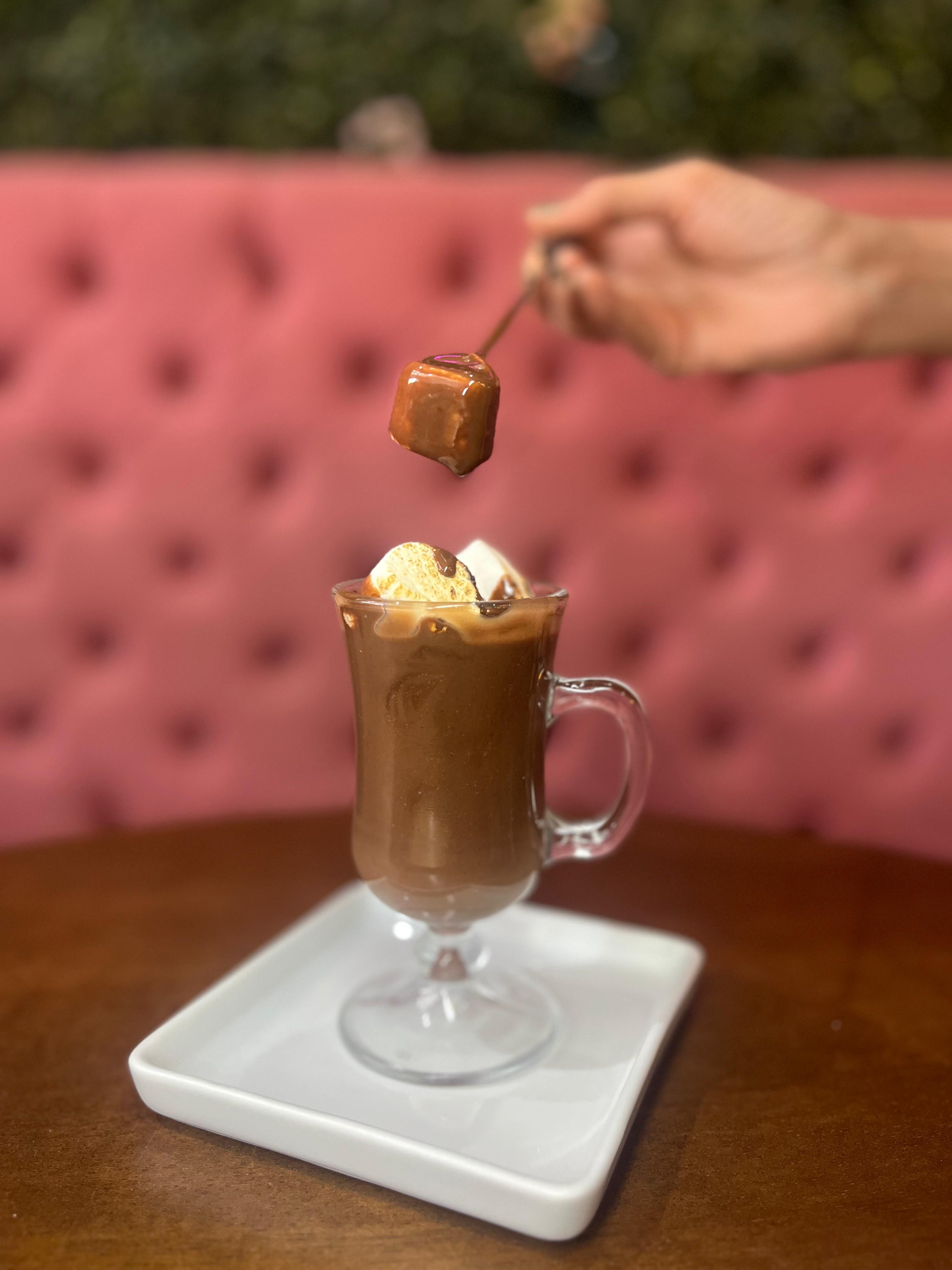 Chocolate quente cremoso com marshmalows G