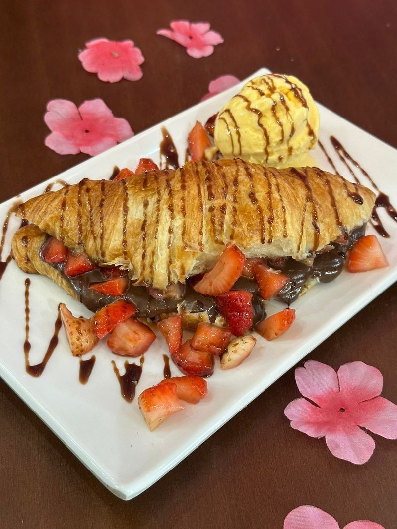 Croissant de creme branco belga, morangos e sorvete