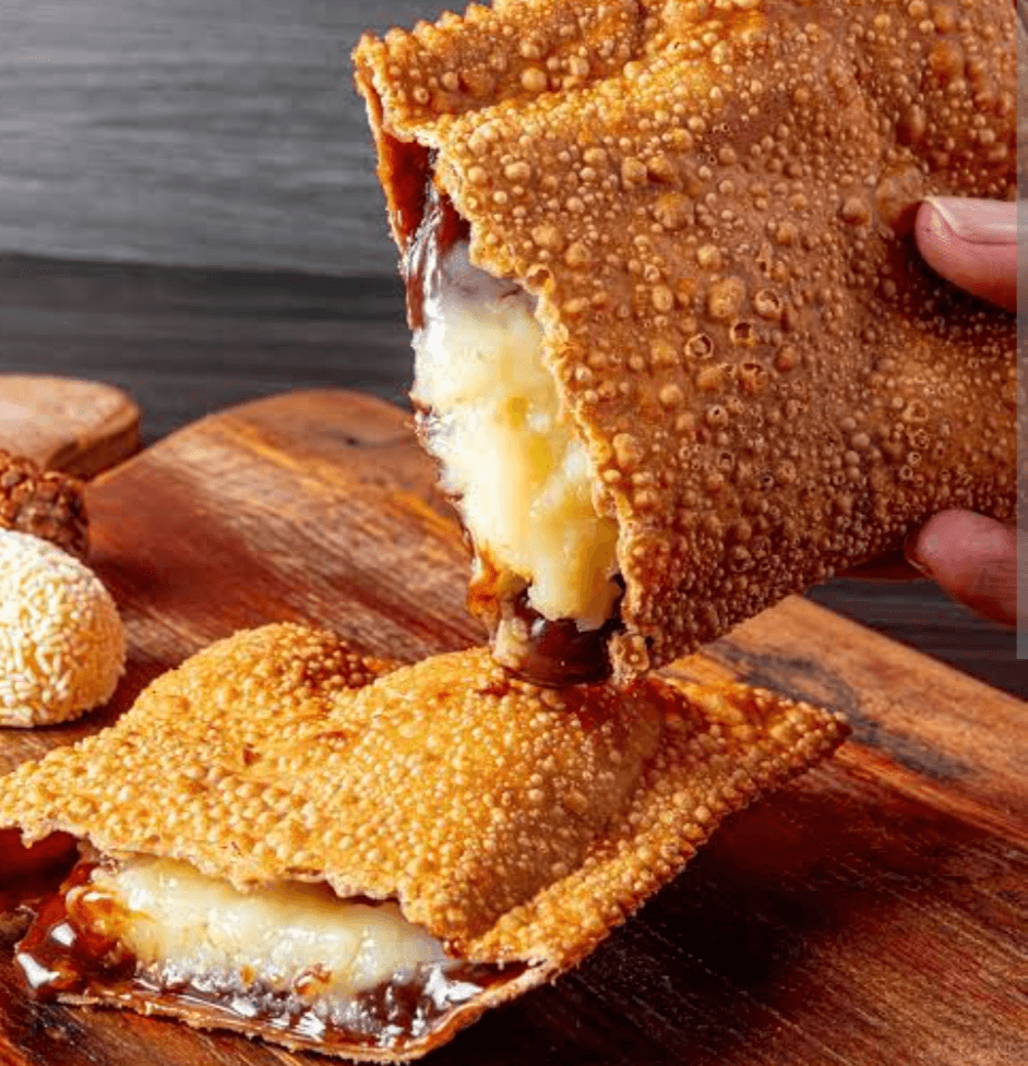 Pastel de beijinho com chocolate e coco 