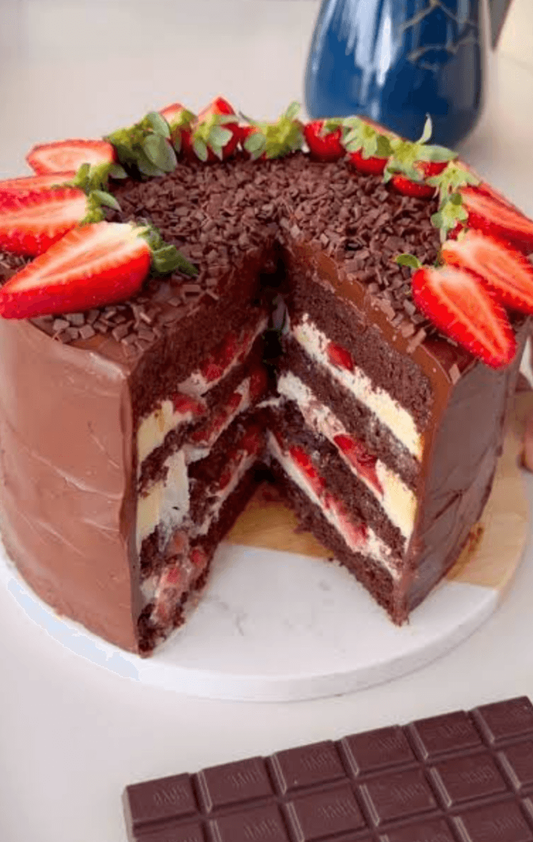 Bolo de chocolate com morango 