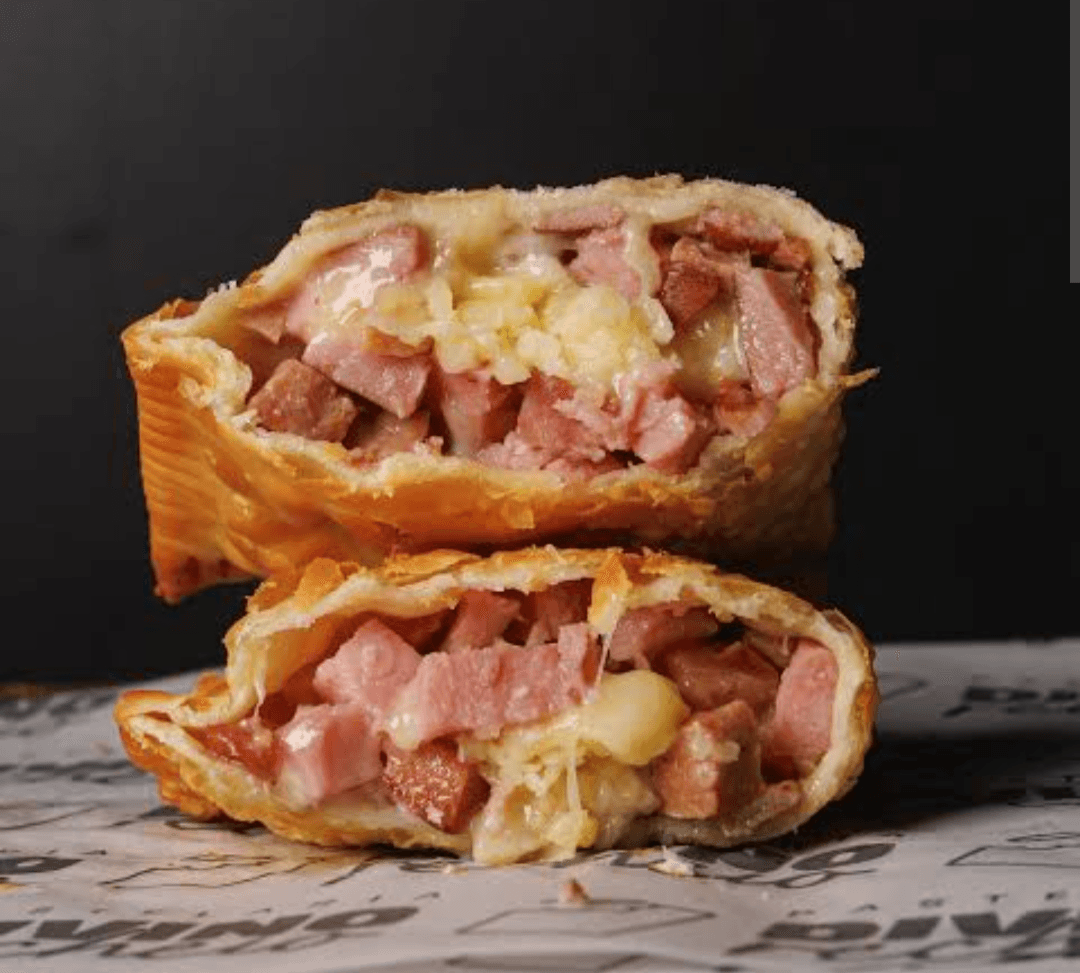 Pastel de lombinho com bacon e queijo 