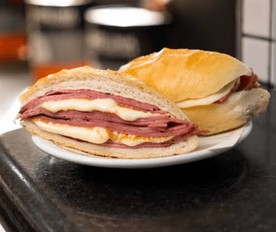 Pão com bolonha e queijo 