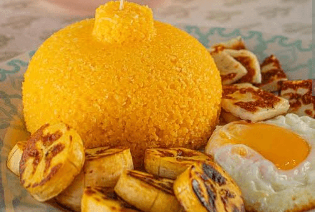 Cuscuz com ovo e banana cumprida 